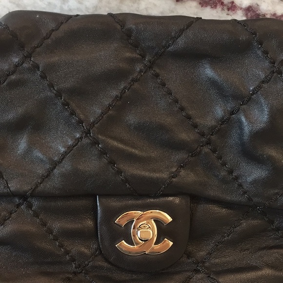 CHANEL | Thick stitched quilted handbag